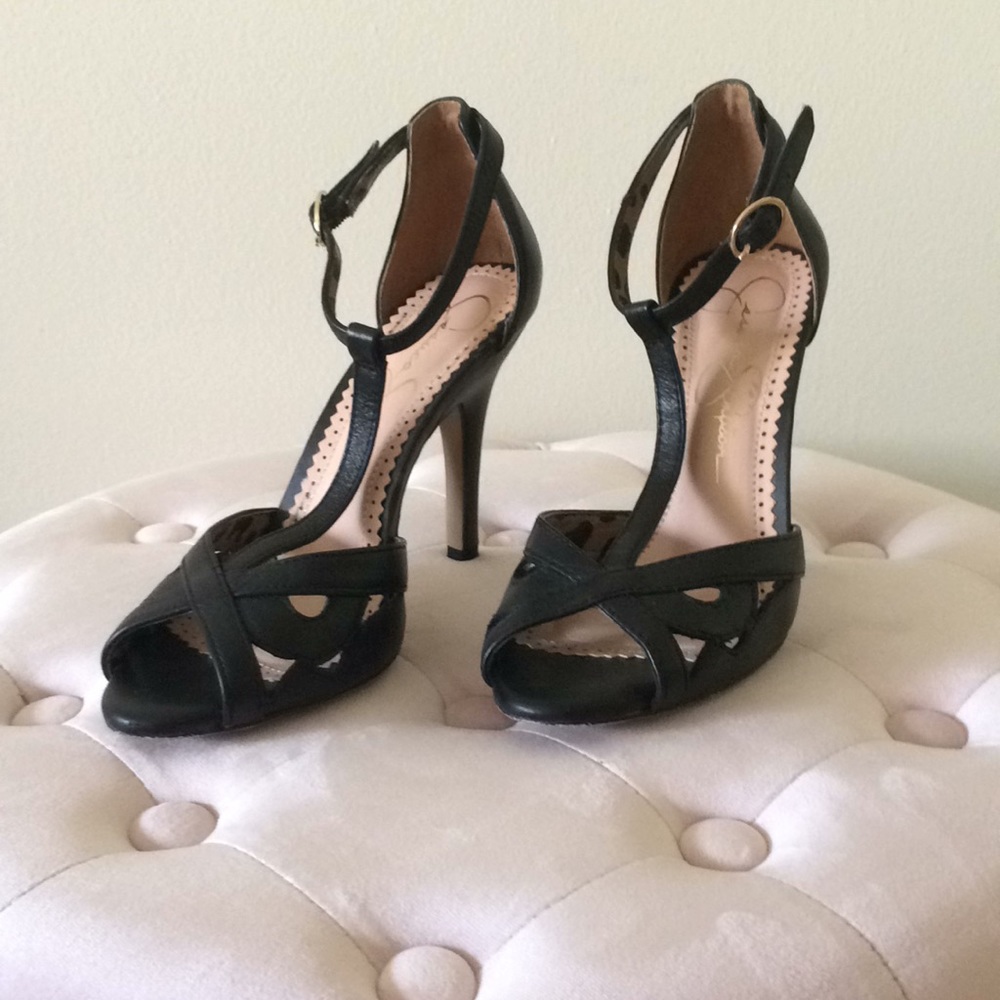 Jessica Simpson 2.5” Black T-strap heel